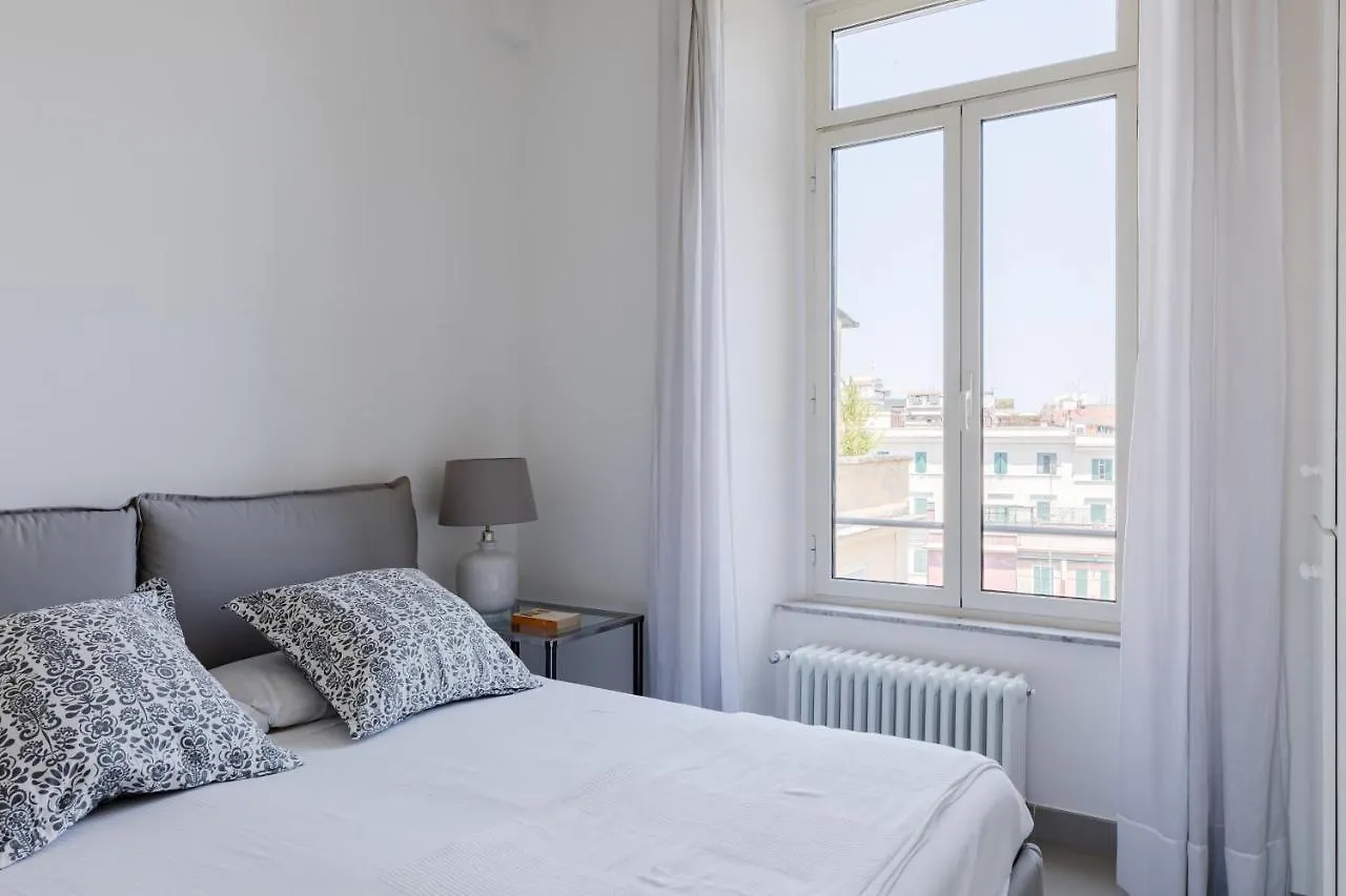 Elegante E Classico Attico Con Terrazzo Privato Vicino Al Vaticano Rome Apartment